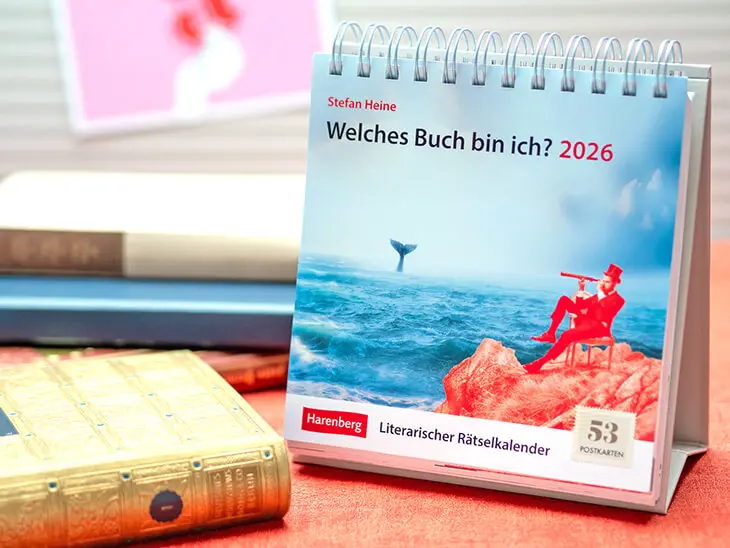 Aufgestellter Postkartenkalender von Athesia inmitten von Büchern. Foto: Johanna Rundel