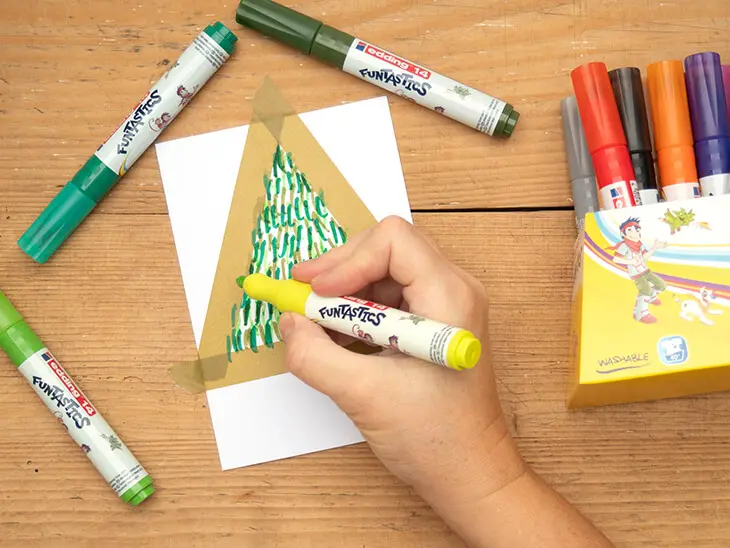 Jemand malt mit grünem Stift von edding kleine Striche in ein Dreieck. Foto: Johanna Rundel