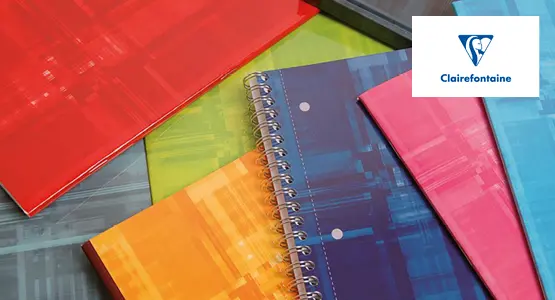 Bunte Schulhefte von Clairefontaine liegen verstreut übereinander.