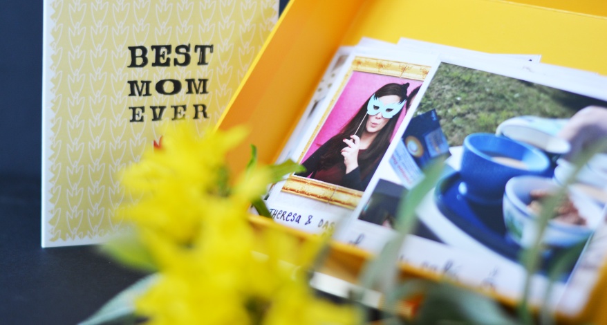 Schachtel mit Polaroid-Fotos, Karte mit Aufdruck "Best Mom ever"