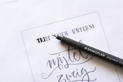 Handschrift auf Transparentpapier: „Triff mich unterm Mistelzweig“ mit Fineliner von Staedtler