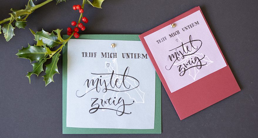 Rote und grüne Weihnachtskarten „Triff mich unterm Mistelzweig“ mit Ilex-Zweig.