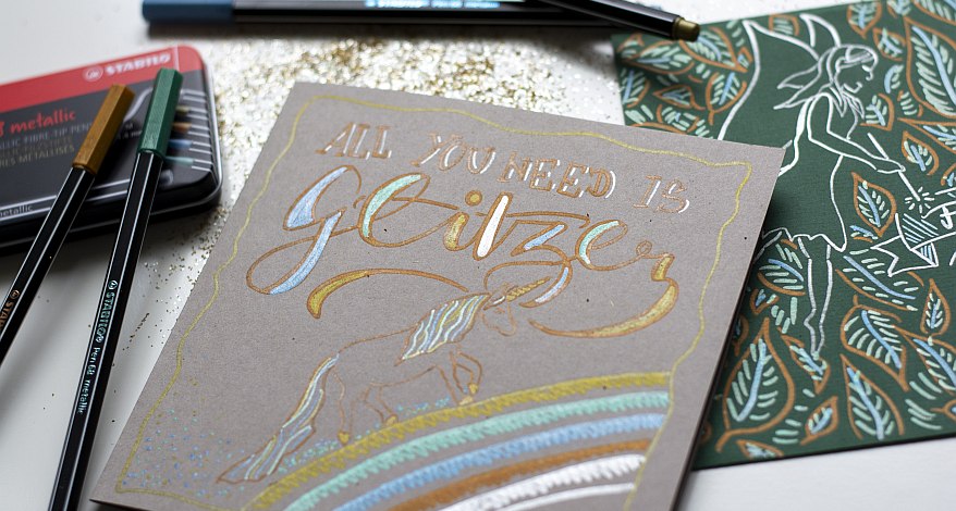 Selbstgestaltete Karte mit Text „All you need is Glitzer“, Einhorn und Glitzer-Regenbogen