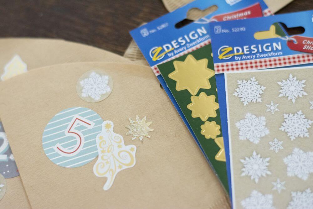 Ein Close-up eines beklebten Kaffeefilters. Daneben liegen zwei Packungen mit Weihnachtsstickern von Avery Zweckform.
