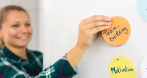 So viele Ideen wie möglich ✓ Keine Limits ✘ Nutzen Sie BRAINSTORMING um effektiv Probleme zu lösen. Wir stellen die Methode vor.