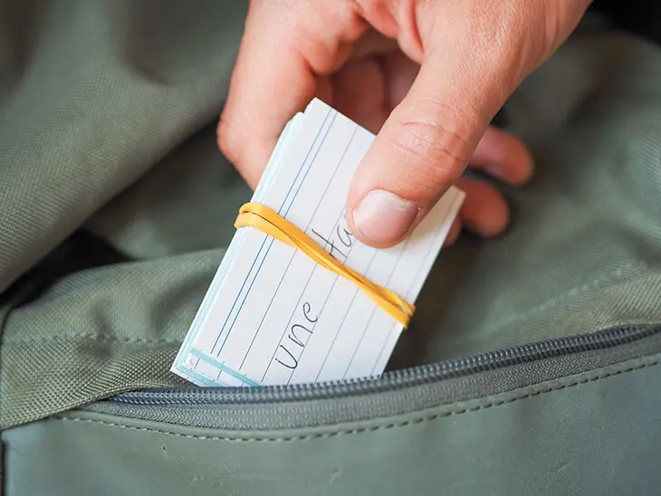 Jemand steckt Karteikarten von BRUNNEN in die Schultasche. Foto: Johanna Rundel