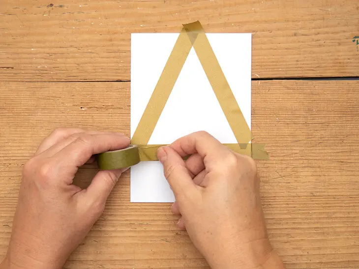 Jemand klebt auf einer Klappkarte ein Dreieck ab. Foto: Johanna Rundel
