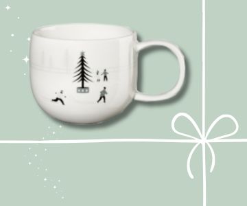 Tasse mit weihnachtlichem Motiv auf grünem Hintergrund