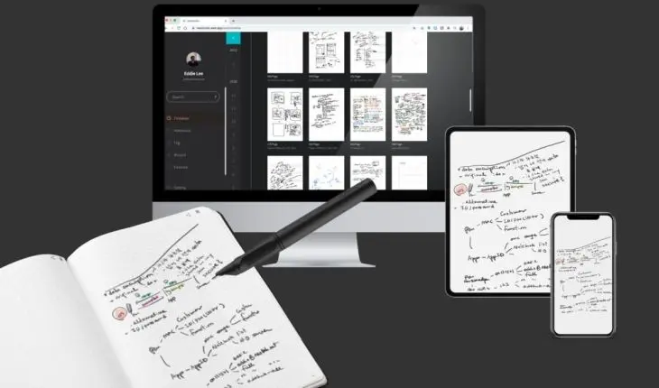 Zu sehen ist der Stift "Safari All Black Ncode" von Lamy, der auf einem offenen Notizbuch liegt und Notizen hineingeschrieben hat. Im Hintergrund sieht man einen Bildschirm, ein Tablet und ein Smartphone, die genau dieselbe Notizbuchseite in digitaler Form darstellen. Mit Hilfe des Stifts Safari All Black Ncode lassen sich Notizen in Echtzeit aus dem Notizbuch in digitale Endgeräte übertragen.