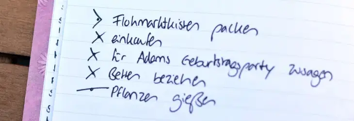 Detailaufnahme eines Eintrags mit rapid logging-System in einem Bullet Journal.