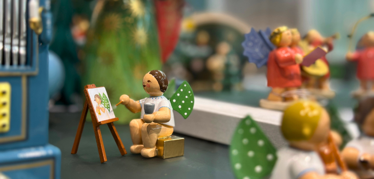 Mehrere Wendt & Kühn Engel auf einem dunklen Hintergrund.