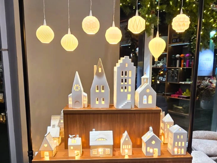 Verscheidene Lichthäuser von räder stehen auf einem Holztisch.