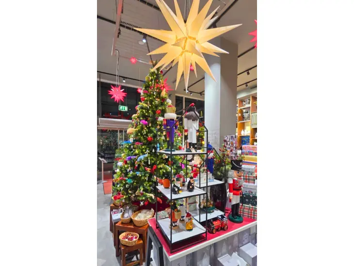 Weihnachtliche Deko bei Ortloff und einem Herrnhuter Stern an der Decke.