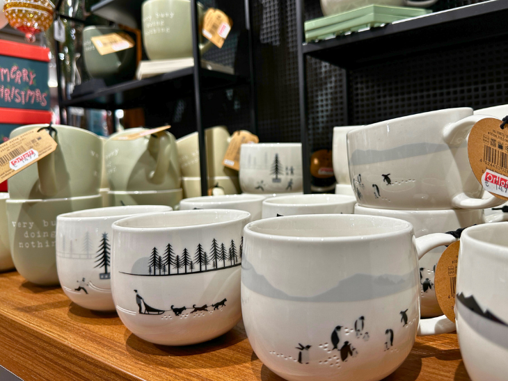 Verschiedene Tassen von ASA mit Weihnachtsmotiven.