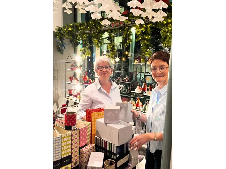 Zwei Mitarbeiterinnen von Ortloff dekorieren den Laden.