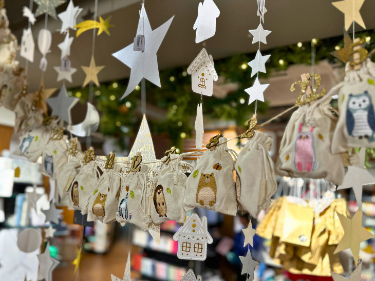 Auf einer Girlande hängen verschiedene Stoffbeutel und bilden einen Adventskalender.