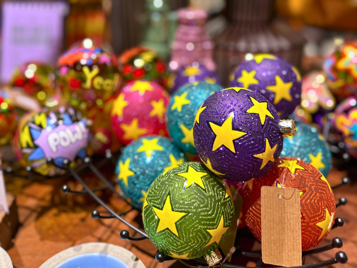 Bunte Weihnachtskugeln mit Stern-Motiv.