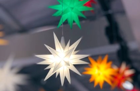 Bunte Herrnhuter Sterne hängen von der Decke