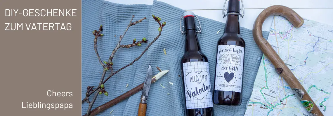 2 Flaschen mit individuell gestaltetem Etikett als DIY-Geschenk zum Vatertag