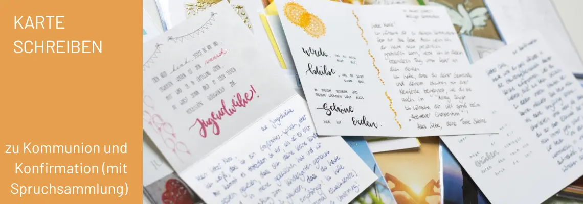 Handschriftlich geschriebene Karten liegen offen auf einem Tisch