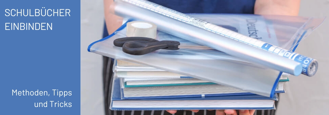Ein Stapel Schulbücher, darauf liegen Buchfolie und Schere