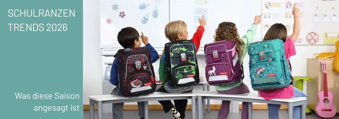 Kinder sitzen im Klassenzimmer mit Schulranzen auf dem Rücken. Text auf dem Bild "Schulranzen-Trends: Was diese Saison angesagt ist".
