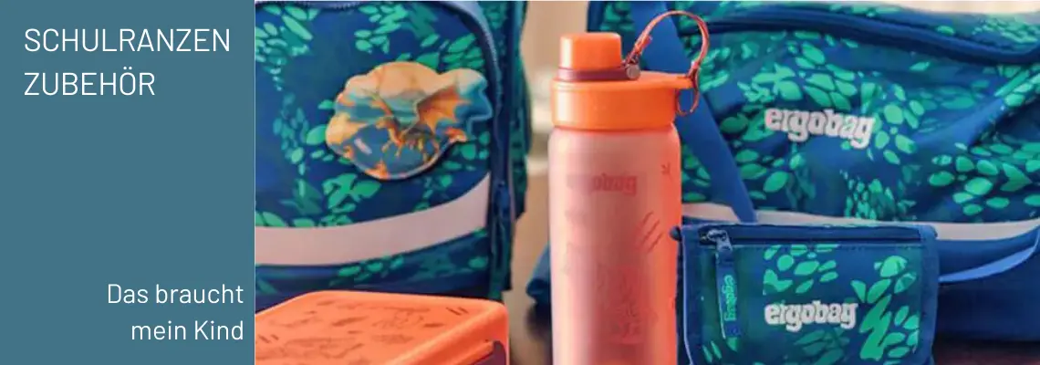 Nahaufnahmen Trinkflasche und Brustbeutel von ergobag vor Schulranzen, Text "Schulranzen-Zubehör: Das braucht mein Kind".