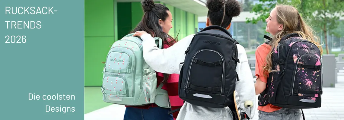 Drei Jugendliche mit verschiedenen Schulrucksäcken von coocazoo auf dem Rücken.