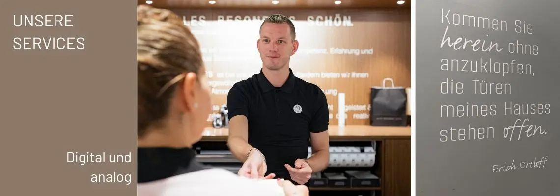 Ortloff Mitarbeiter bedient eine Kundin, rechts im Bild Zitat von Erich Ortloff zu sehen.