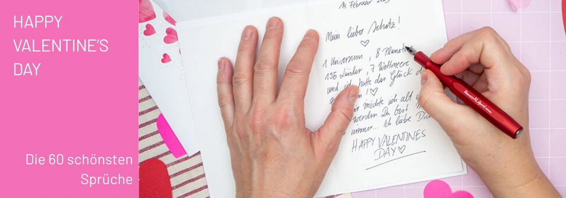 Jemand schreibt mit einem Füller eine Valentinstagskarte