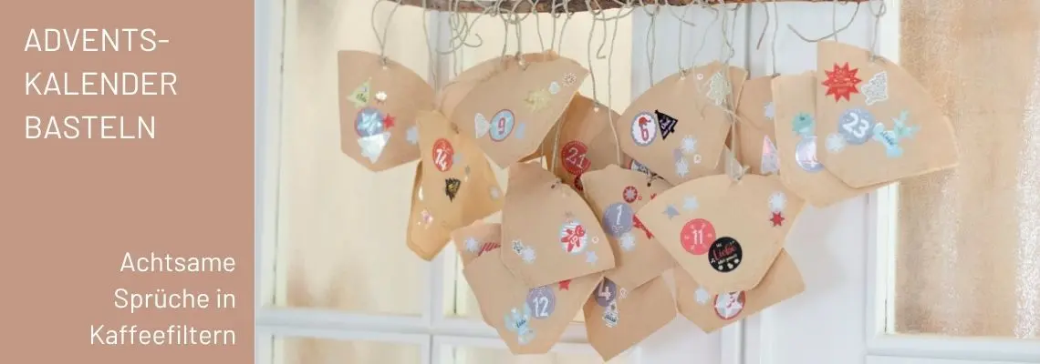 Kaffeefilter Tüten hängen als Adventskalender an Kordeln, darunter Text "Adventskalender basteln. Achtsame Sprüche in Kaffeefiltern"