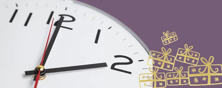 Eine Uhr auf lila Hintergrund und goldene Geschenke am Bildrand