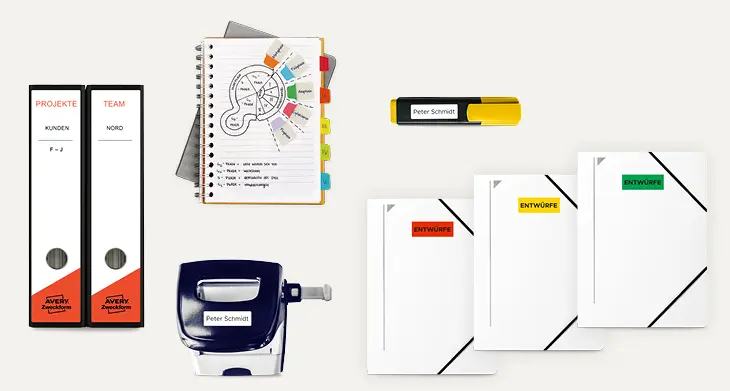 Büromaterial mit Etiketten von Avery Zweckform beklebt liegt auf einem Tisch.