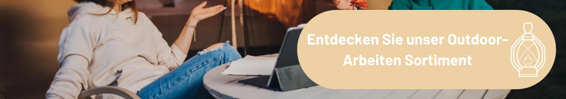 Im Hintergrund sitzt eine Frau und ein Mann an einem Campingtisch vor einem Zelt. 