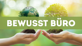 Eine Frau mit Headset telefoniert.