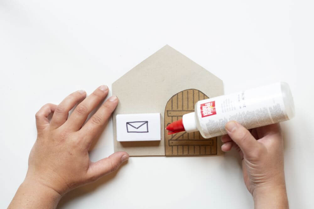 Wichteltür zu Weihnachten basteln, Bastelanleitung Schritt 4: Mit Hilfe einer kleinen Dekobox einen Briefkasten für den Wichtel gestalten und mit Flüssigkleber von Knorr Prandell auf das Wichtelhaus kleben.