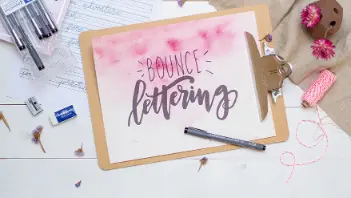 Beim Bounce Lettering lassen Sie die Buchstaben tanzen. Wir zeigen Ihnen, wie es geht. Bei prelle in Osnabrück und im Onlineshop.