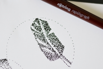 Punktzeichnung einer Feder mit schwarzer Tinte