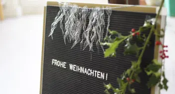 Winterliche Deko: So verwandeln Sie leere PET-Flaschen in Eiszapfen. Bei Prüfer & Herting in Otterndorf und im Onlineshop finden Sie alles für Ihre Umsetzung.
