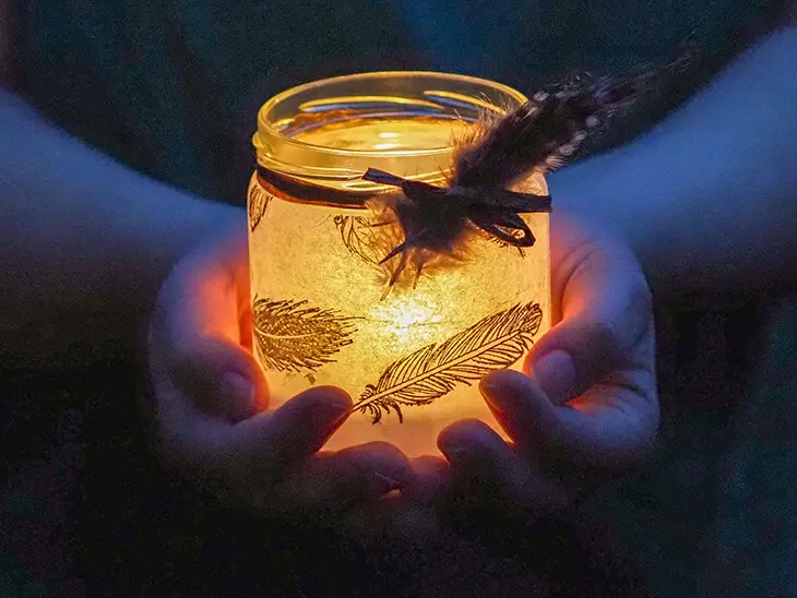 Jemand hält ein mit Materialien von HEYDA und KNORR prandell gestaltetes Windlicht. Foto: Johanna Rundel