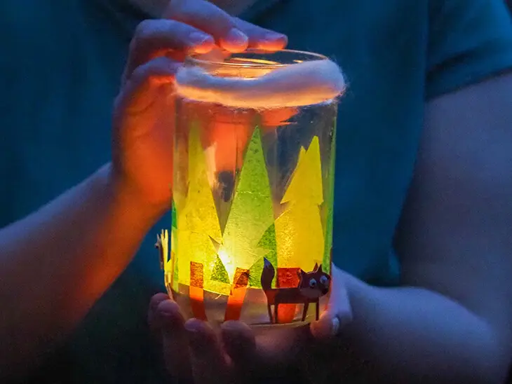 Jemand hält ein mit Materialien von HEYDA und KNORR prandell gestaltetes Windlicht. Foto: Johanna Rundel