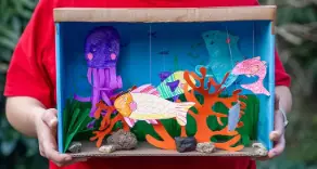 Basteln mit Kindern ✂ AQUARIUM aus Karton | Tauchen Sie mit uns von Prüfer & Herting in Otterndorf in eine DIY-Unterwasserwelt ein.