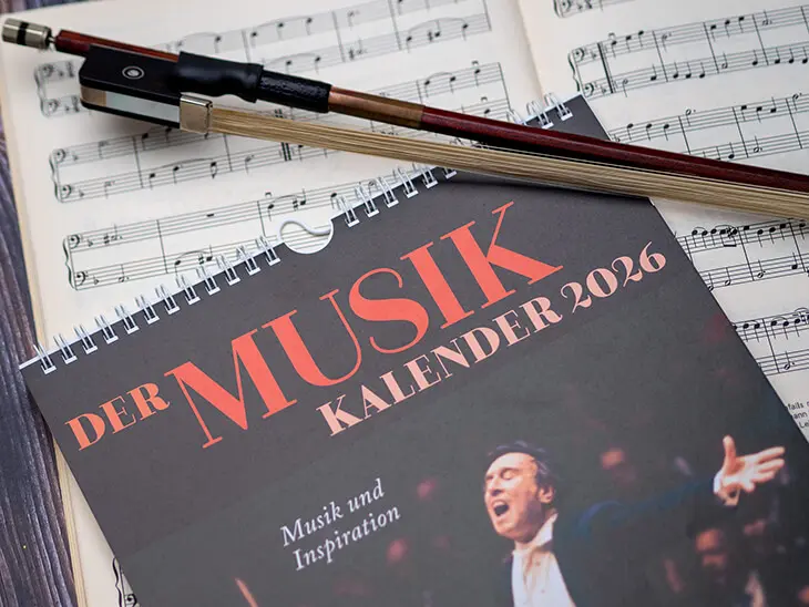 Musik-Wochenkalender von Athesia auf Notenblatt mit Bogen. Foto: Johanna Rundel