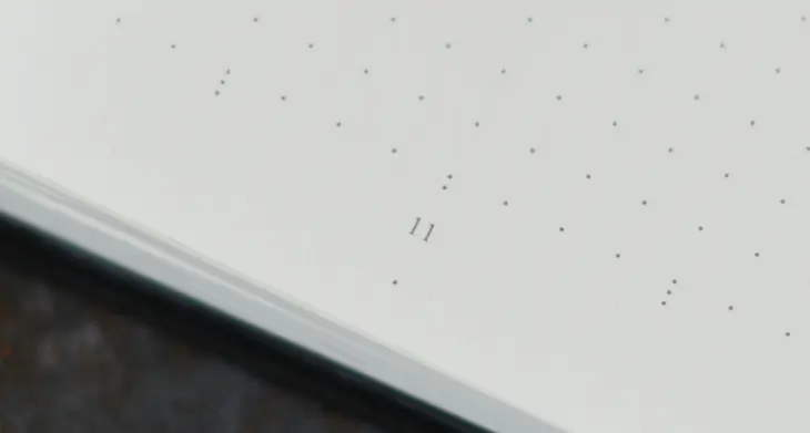 Nahaufnahme einer Seite des Bullet Journal Edition 2 von LEUCHTTURM1917: Dotted Grid mit Page Divider