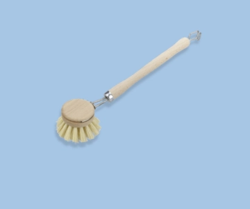 Spülbürste vor blauem Hintergrund.