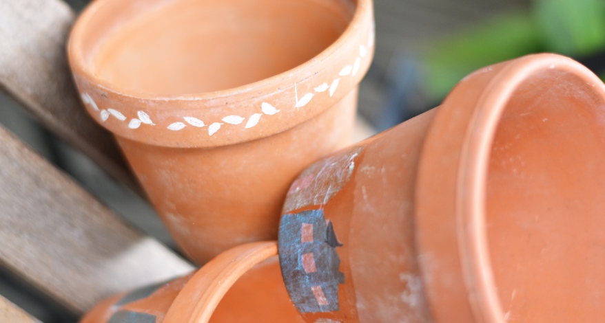 Bemalte Blumentöpfe aus Ton. 