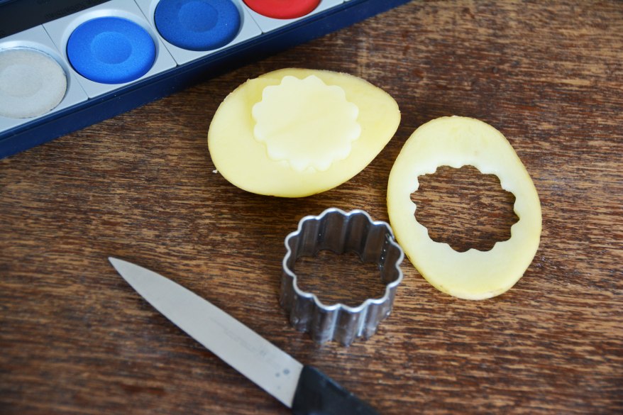 Plätzchenform, ausgestanzte Kartoffel und Wasserfarbkasten.