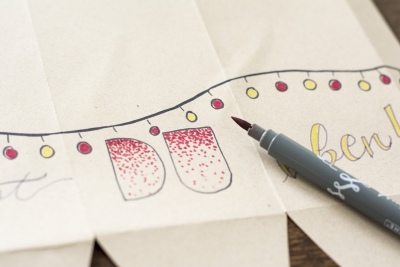 Ein Brushpen verziert einen mit Farbverlauf