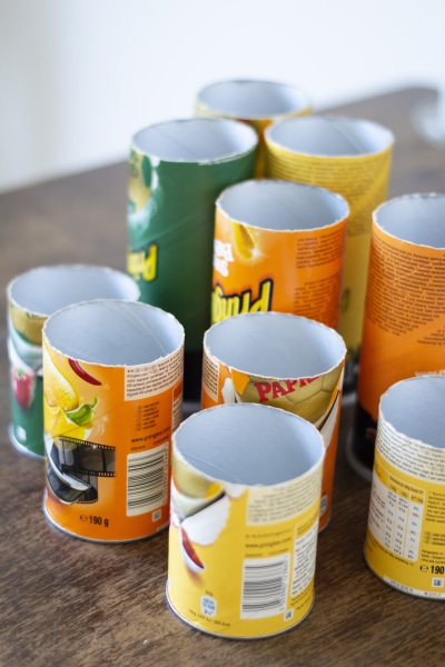 Leere Dosen in verschiedenen Größen für ein Upcycling-Projekt.