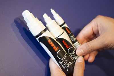 Drei weiße Chalk-Marker mit verschieden breiten Spitzen von uniball.